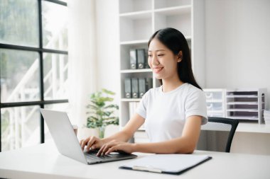 Başarılı Asyalı İş Kadını Tablet ve Bilgisayarda Finans Analizi Modern Ofis Masa Vergisi, Raporu, Muhasebe, İstatistikler ve Analitik Araştırma Uzmanlığı