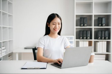 Başarılı Asyalı İş Kadını Tablet ve Bilgisayarda Finans Analizi Modern Ofis Masa Vergisi, Raporu, Muhasebe, İstatistikler ve Analitik Araştırma Uzmanlığı