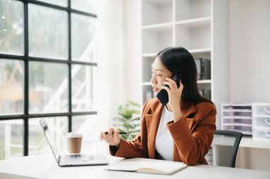 Başarılı Asyalı İş Kadını Tablet ve Bilgisayarda Finans Analizi Modern Ofis Masa Vergisi, Raporu, Muhasebe, İstatistikler ve Analitik Araştırma Uzmanlığı