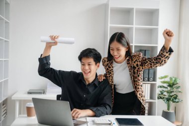 İş dünyası. Şirketin başarısını kutlayan iş kadınları ve erkek yöneticilerle beş el.