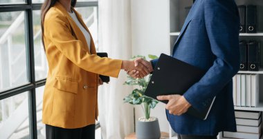 İş ortaklığı tokalaşma kavramı. Fotoğraf iki iş arkadaşının el sıkışma süreci. Harika bir toplantıdan sonra başarılı bir anlaşma. Ofislerde