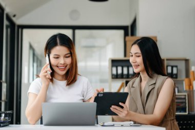 Modern ofiste birlikte çalışan başarılı iş adamlarının portresi. Çift çalışması başlangıç konsepti