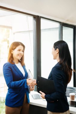 İş ortaklığı toplantısı konsepti. İş kadını tokalaşması. Başarılı iş kadınları iyi bir anlaşmadan sonra el sıkışırlar. Ofislerde