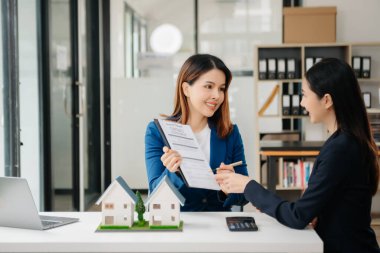 Emlak komisyoncusu, emlak kredisi teklifiyle ilgili imzalı sigorta anlaşması, ev modeli gibi konularda müşterilere danışmanlık ve sunum yapar.