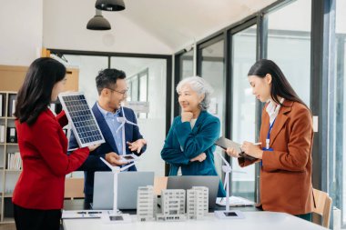 Küresel ısınmayı sınırlamak için karbon CO2 iklim değişikliği yaymak üzere sanal tablet üzerinde çalışan iş ekibi. Sürdürülebilir kalkınma ve yeşil iş konsepti. Ofiste.