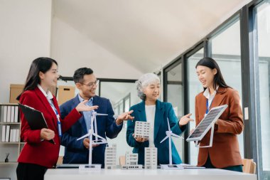 İş adamları arasında güneş pili paneli teknolojisi ve Güneş Enerjisi Çevre Kenti kavramındaki son gelişmeler üzerine tartışma.