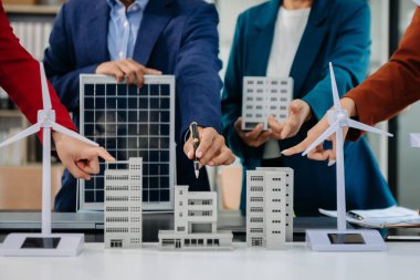 İş adamları arasında güneş pili paneli teknolojisi ve Güneş Enerjisi Çevre Kenti kavramındaki son gelişmeler üzerine tartışma.