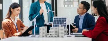 İş adamları arasında güneş pili paneli teknolojisi ve Güneş Enerjisi Çevre Kenti kavramındaki son gelişmeler üzerine tartışma.