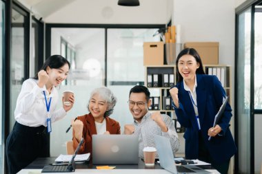 Genç iş adamları beyin fırtınası yapıyor. Yaratıcı bir işte çalışırken tartışıyorlar. Ofiste iş tartışıyorlar.