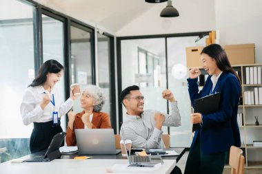Bir grup Asyalı genç iş adamı iş planlarını tartışıyorlar yaratıcı iş dünyasında ofis inşaatını tartışıyorlar.