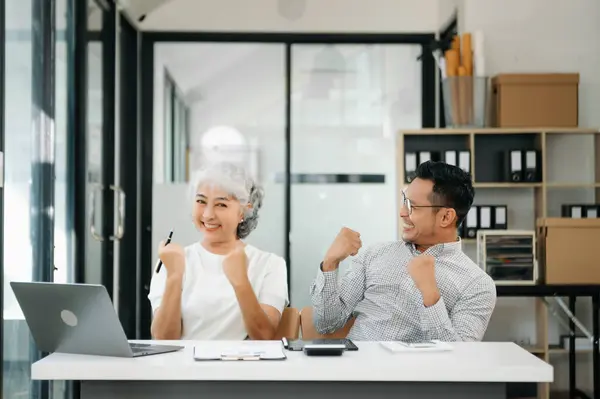 Asyalı iş adamları yaratıcı iş adamları, iş arkadaşları, başarıyı kutlayan takım çalışması ve ofiste yaratıcı tasarım planlaması.