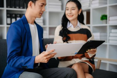  İş ekibi toplantısı. Finans müdürüyle çalışan profesyonel bir yatırımcı. Bilgisayarlı akıllı telefon ve dijital tablet ile sabah ışığında