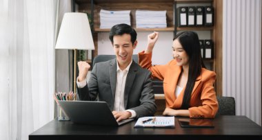Sıkı çalışanlar, konferans odasında yeni başlangıç projesini kazanırlar. Asyalı takım