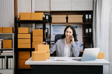 İş yerinde bir kutuyla çalışan Asyalı kadın KOBİ. Küçük işletme sahibi, küçük işletme girişimcisi KOBİ ve dağıtım konsepti kurun. 