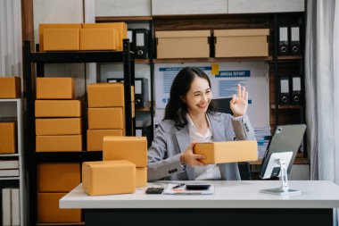 İş yerinde bir kutuyla çalışan Asyalı kadın KOBİ. Küçük işletme sahibi, küçük işletme girişimcisi KOBİ ve dağıtım konsepti kurun. 