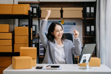 İş yerinde bir kutuyla çalışan Asyalı kadın KOBİ. Küçük işletme sahibi, küçük işletme girişimcisi KOBİ ve dağıtım konsepti kurun. 