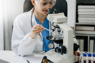 Modern tıbbi araştırma laboratuvarı. Kadın bilim adamı mikro pipetlerle çalışıyor biyokimyasal örnekleri analiz ediyor, ileri bilim kimya laboratuvarı 