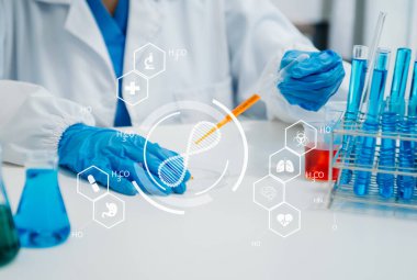 DNA molekül testi konseptleri. Maskeli doktor kimya laboratuvarındaki DNA moleküllerini sanal ikon ekran ile inceliyor.