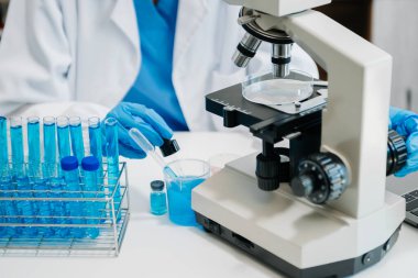 Modern tıbbi araştırma laboratuvarı. Kadın bilim adamı mikro pipetlerle çalışıyor biyokimyasal örnekleri analiz ediyor, tıp için ileri bilim kimya laboratuvarı.