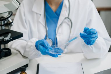 Modern tıbbi araştırma laboratuvarı. Kadın bilim adamı mikro pipetlerle çalışıyor biyokimyasal örnekleri analiz ediyor, ileri bilim kimya laboratuvarı 