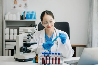 Modern tıbbi araştırma laboratuvarı. Kadın bilim adamı mikro pipetlerle çalışıyor biyokimyasal örnekleri analiz ediyor, ileri bilim kimya laboratuvarı 