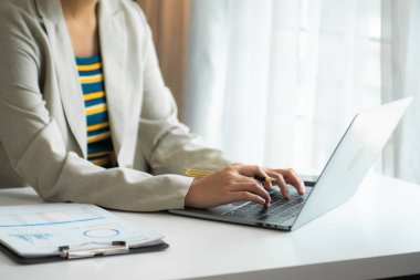 Modern Ofiste Çalışma Süreci. Yeni İş Projesi 'nde çalışan genç kadın muhasebe müdürü. Klavye yazılıyor, Çağdaş Dizüstü bilgisayar kullanılıyor. 