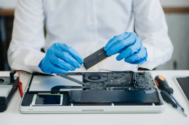 Elektronik teknisyen, elektronik mühendisliği, elektronik onarım, ölçüm ve test, onarım ve bakım kavramları. Kontrol ve yükseltme için voltaj ölçer kullanır 