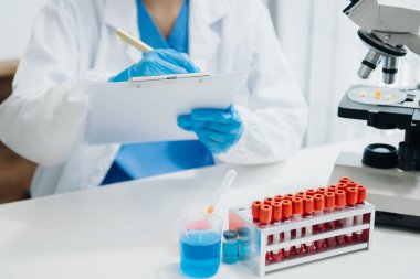 Modern tıbbi araştırma laboratuvarı. Kadın bilim adamı mikro pipetlerle çalışıyor biyokimyasal örnekleri analiz ediyor, tıp için ileri bilim kimya laboratuvarı.
