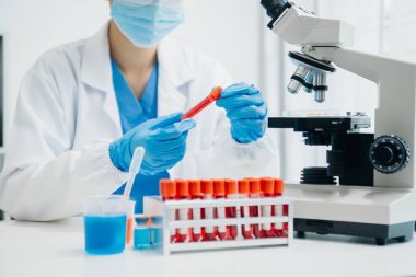 Modern tıbbi araştırma laboratuvarı. Kadın bilim adamı mikro pipetlerle çalışıyor biyokimyasal örnekleri analiz ediyor, tıp için ileri bilim kimya laboratuvarı.