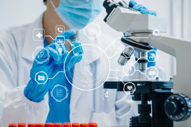 DNA molekül testi konseptleri. Maskeli doktor kimya laboratuvarındaki DNA moleküllerini sanal ikon ekran ile inceliyor.