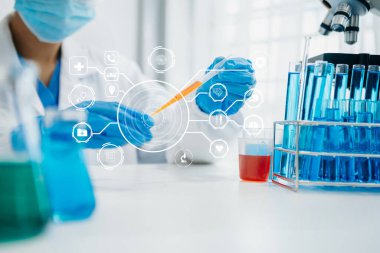 DNA molekül testi konseptleri. Maskeli doktor kimya laboratuvarındaki DNA moleküllerini sanal ikon ekran ile inceliyor.