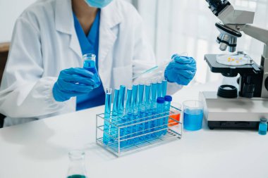 Modern tıbbi araştırma laboratuvarı. Kadın bilim adamı mikro pipetlerle çalışıyor biyokimyasal örnekleri analiz ediyor, tıp için ileri bilim kimya laboratuvarı.