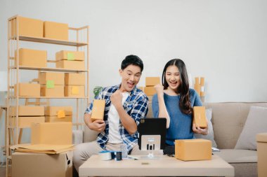 Küçük işletmeler kuran KOBİ sahipleri, çevrimiçi siparişleri kontrol eden iki firma, iç işlerinde serbest çalışan ürünler satan iki firma