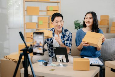 Küçük işletmeler kuran KOBİ sahipleri, çevrimiçi siparişleri kontrol eden iki firma, iç işlerinde serbest çalışan ürünler satan iki firma