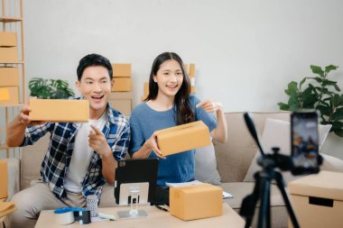 Küçük işletme girişimcisi KOBİ serbest çalışan Asyalı erkek ve kadın ofis, BOX, tablet ve laptop çevrimiçi, pazarlama, paketleme, dağıtım. 