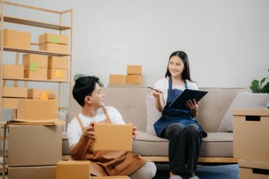 Küçük işletme girişimcisi KOBİ serbest çalışan Asyalı erkek ve kadın ofis, BOX, tablet ve laptop çevrimiçi, pazarlama, paketleme, dağıtım. 