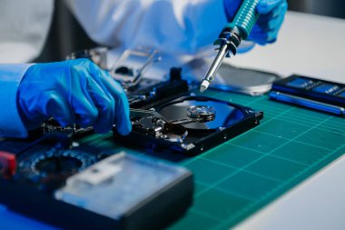 Teknisyen işlemciyi ana bilgisayarın prizine yerleştiriyor. Elektronik mühendislik, elektronik onarım, elektronik ölçüm ve test, onarım.