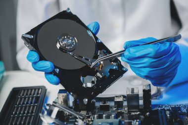 Teknisyen işlemciyi ana bilgisayarın prizine yerleştiriyor. Elektronik mühendislik, elektronik onarım, elektronik ölçüm ve test, onarım.