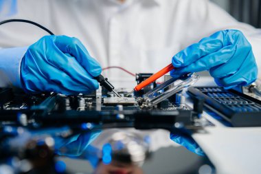 Teknisyen işlemciyi ana bilgisayarın prizine yerleştiriyor. Elektronik mühendislik, elektronik onarım, elektronik ölçüm ve test, onarım.