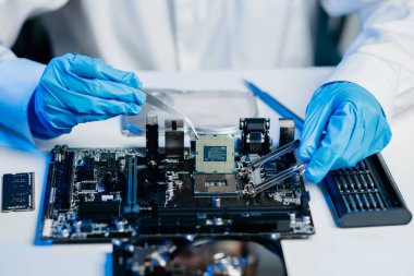 Teknisyen işlemciyi ana bilgisayarın prizine yerleştiriyor. Elektronik mühendislik, elektronik onarım, elektronik ölçüm ve test, onarım.