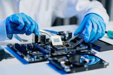 Teknisyen işlemciyi ana bilgisayarın prizine yerleştiriyor. Elektronik mühendislik, elektronik onarım, elektronik ölçüm ve test, onarım.