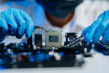 Teknisyen işlemciyi ana bilgisayarın prizine yerleştiriyor. Elektronik mühendislik, elektronik onarım, elektronik ölçüm ve test, onarım.