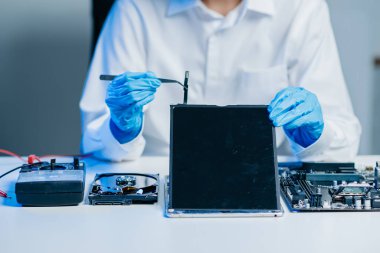 Elektronik teknisyen, elektronik mühendisliği, elektronik onarım, ölçüm ve test, onarım ve bakım kavramları. Sho 'da kontrol ve yükseltme için voltaj ölçer kullanır.