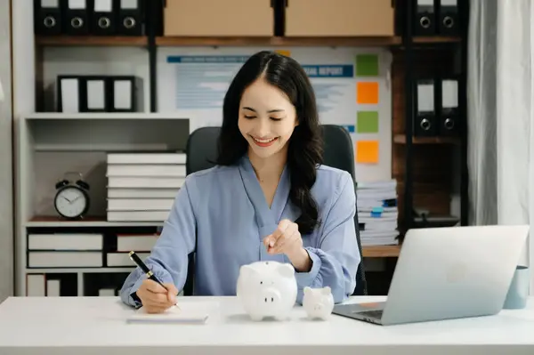 Kadınlar kar amaçlı büyüyen ve gelecek için para biriktiren bir iş için kumbaraya para koyuyorlar. emeklilik planı