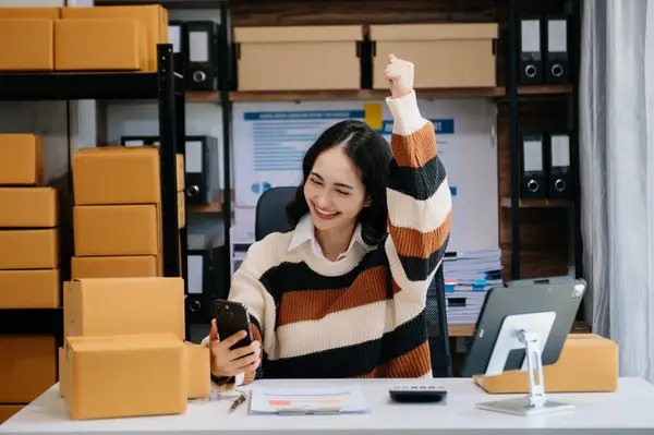İş yerinde bir kutuyla çalışan Asyalı kadın KOBİ. Küçük işletme sahibi, küçük işletme girişimcisi KOBİ ve dağıtım konsepti kurun. 