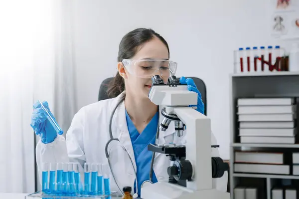 Modern tıbbi araştırma laboratuvarı. Kadın bilim adamı mikro pipetlerle çalışıyor biyokimyasal örnekleri analiz ediyor, ileri bilim kimya laboratuvarı 