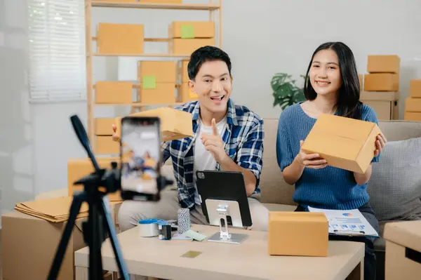 Küçük işletmeler kuran KOBİ sahipleri, çevrimiçi siparişleri kontrol eden iki firma, iç işlerinde serbest çalışan ürünler satan iki firma