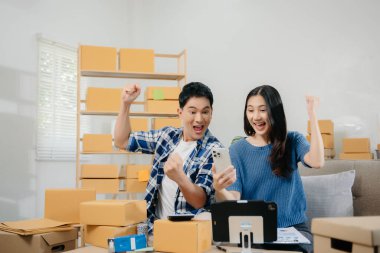 Küçük işletme girişimcisi KOBİ serbest çalışan Asyalı erkek ve kadın ofis, BOX, tablet ve laptop çevrimiçi, pazarlama, paketleme, dağıtım. 