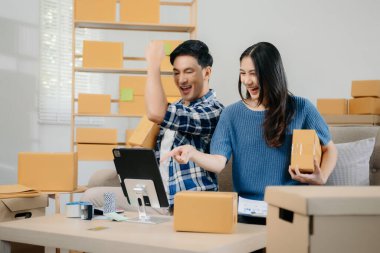 Küçük işletmeler kuran KOBİ sahipleri, çevrimiçi siparişleri kontrol eden iki firma, iç işlerinde serbest çalışan ürünler satan iki firma