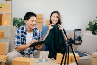 Küçük işletmeler kuran KOBİ sahipleri, çevrimiçi siparişleri kontrol eden iki firma, iç işlerinde serbest çalışan ürünler satan iki firma